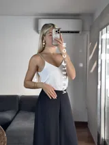 Musculosa blanca con breteles finos tipo strass y escote en V.