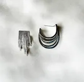 Aros tipo argollas plateadas con múltiples vueltas de zirconia.