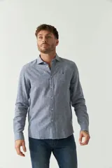 Camisa de manga larga color amarillo claro, confeccionada en lino y algodón, corte semi slim y logo bordado.