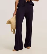 Pantalón pantalona azul marino de ribana con textura acanalada y cintura elástica.