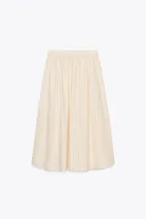 Falda midi de Zara Woman Collection confeccionada en hilatura de algodón color crudo con finas rayas verticales marrones. Tiene tiro medio, cintura elástica ajustable con cordones y bajo evasé.