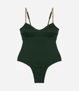 Malla enteriza verde oscuro de microfibra texturizada, con breteles elásticos ajustables adornados con cuerda contrastante y bambú natural. Cuenta con copas desmontables, lazo en la espalda y medalla metalizada.