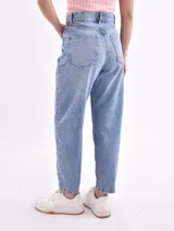 Jean de mujer, tiro alto, color celeste lavado, corte mom fit con piernas rectas y ligeramente holgadas.
