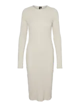 Vestido midi ajustado color crema, de manga larga y cuello redondo.