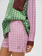 Short boxy de viscosa con estampado de flores, pretina combinada y cordón ajustable. Diseñado en Uruguay.