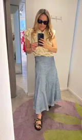Falda larga de denim celeste con paneles pespunteados y silueta amplia.