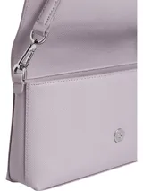 Cartera Calvin Klein color lila, de hombro, con correa ajustable con el logo de la marca.