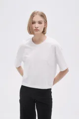 Remera blanca de algodón, corte crop y mangas cortas.