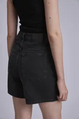 Bermuda de jean negro con tachas plateadas.