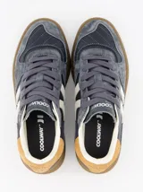 Championes deportivos Coolway modelo Goal, color azul con detalles en marrón y blanco. Confeccionados en serraje, con lengüeta de piel acolchada, cordones planos de algodón intercambiables y suela flexible de goma.