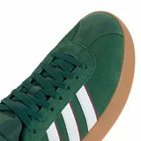 Championes de hombre Adidas modelo VL Court 3.0, color verde bosque con tres franjas laterales blancas ribeteadas en color vino. Poseen capellada de gamuza y suela de caucho color goma natural.
