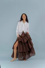 Pollera larga marrón de lino con capas.