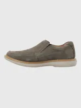 Zapato Hush Puppies modelo Oregon, color gris, sin cordones, de cuero con forro de cuero y textil, plantilla de cuero y algodón orgánico, y suela de goma EVA.