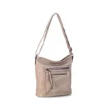 Bandolera beige de símil cuero con dos bolsillos frontales con cierre, un bolsillo trasero, tres bolsillos internos y correa larga regulable.