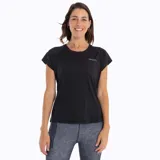 Remera negra de manga corta con cuello redondo y logo reflectante de la marca Merrell en el pecho. Confeccionada en poliéster y spandex con tecnología Swiftdry y protección UPF50+.