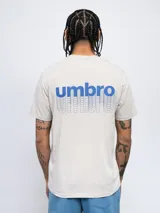 Remera de mangas cortas color gris claro con logo de la marca Umbro estampado en el pecho.