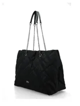 Bolso negro tipo shopper con diseño acolchado en forma de rombos y asas de cadena metálica.