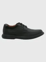 Zapato de cuero negro con cordones, suela de goma EVA y puntera redonda.