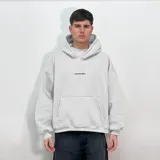 Hoodie color arena con bolsillo tipo canguro y logo bordado en el pecho.
