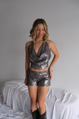 Top halter de lentejuelas color gris oscuro, con escote drapeado tipo cowl neck.