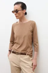 Remera de manga tres cuartos color tostado melange, con escote bote y calce ajustado.