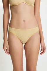 Bombacha tipo vedetina de encaje blanco con diseño de corazones, confeccionada en mezcla de poliamida y elastano con forro de algodón.