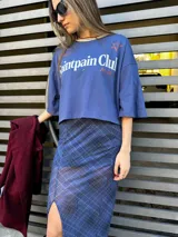 Remera azul con estampado frontal con el texto "Saintpain Club" en blanco y una estrella roja.
