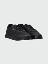 Zapatillas urbanas Boss modelo Titanium Runn, color negro con logo en naranja en el lateral.