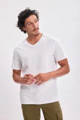 Remera blanca de algodón con cuello en V y mangas cortas.