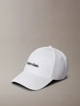 Gorra de béisbol blanca con visera curva y logotipo de Calvin Klein bordado en negro en el frente.