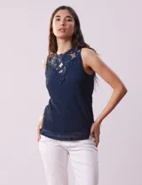 Blusa calada azul, sin mangas, con escote redondo y detalle de crochet.