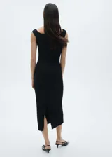 Vestido midi negro de tejido texturizado, con cuello barco y sin mangas.