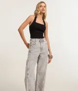 Pantalón de mujer wide leg en jeans de algodón, color celeste claro con efecto lavado. Presenta talle alto con trabillas, cierre de botón y cremallera, bolsillos delanteros y traseros, un bolsillo cargo lateral y un recorte transversal en la pierna.