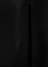 Vestido midi negro de satén con breteles finos y escote cuadrado.