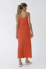 Vestido midi tejido color naranja con breteles finos.