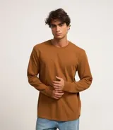 Remera marrón de algodón, corte comfort, cuello redondo y mangas largas con puños ajustados.