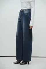 Pantalón de jeans azul oscuro, corte wide leg, tiro medio, calce extra relaxed y pierna ancha.