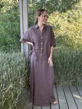 Camisa marrón de lino con botones blancos, corte holgado y mangas cortas.