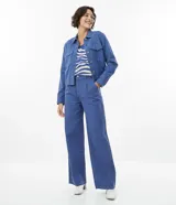 Pantalón wide leg de sarga color azul con cintura alta, corte recto, pliegues delanteros y bajo ancho.