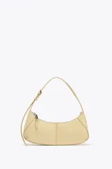 Bolso de hombro color crema con forma alargada, asa ajustable con hebilla, bolsillo interior con cremallera y cierre con cremallera y tirador.