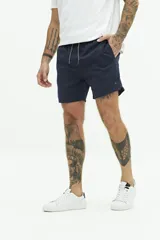 Short de baño liso color azul marino, con cintura elástica ajustable con cordón, dos bolsillos laterales, un bolsillo trasero y logo bordado.