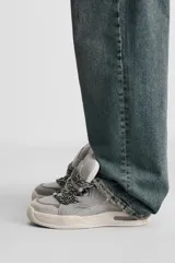 Zapatilla deportiva color beige, estilo skate. Capellada fabricada en combinación de piezas y materiales. Lengüeta acolchada. Detalle de cordones de cuerda. Tirador trasero para facilitar el calce. Suela con volumen y diseño irregular.