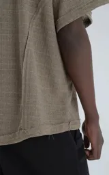 Remera manga corta color verde militar con cuello redondo y calce regular con recorte en espalda, realizada en algodón premium muy suave al tacto.