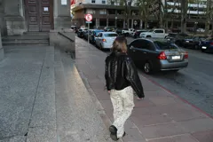 Pantalón de corte recto con estampado de piel de cocodrilo en tonos beige y negro.