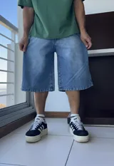 Bermuda de jean celeste, corte ancho y largo a la rodilla.