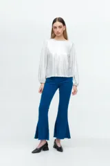 Pantalón acampanado de pana azul marino, de tiro alto y corte flare.