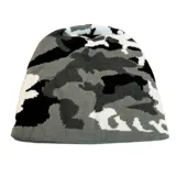 Gorro de poliéster con estampado de camuflaje en tonos de gris, blanco y negro.