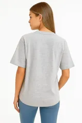Remera negra de algodón con cuello redondo y mangas cortas. Estampado frontal con un corazón rojo atravesado por un rayo, tigres y la frase "Let It Rock".
