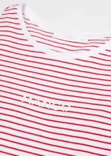 Camiseta blanca con rayas horizontales rojas, cuello redondo y logo estampado en el centro del pecho.