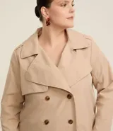 Campera trench coat cropped color beige, confeccionada en gabardina con cierre por botones delanteros y solapas en el cuello.